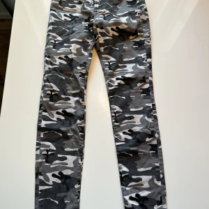 Nya jeans som är i perfekt skick - Dessa jeans har jag knappt använt och de är i otrolig bra skick. 