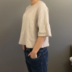 Stickad Tröja  - Stickad Tröja från & Other Stories - storlek s - jätte fint skick- jag är 171cm - vid frågor eller funderingar är det bara att skriva!