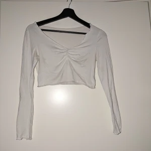 Långärmad vit magtröja  - Vit långärmad magtröja