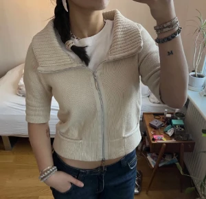 Trekvart  - Så fin tröja som inte kommer till användning🤍