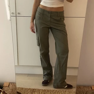 Cargo pants - Cargo byxor mörkgröna köpt second hand💚Är 168cm 