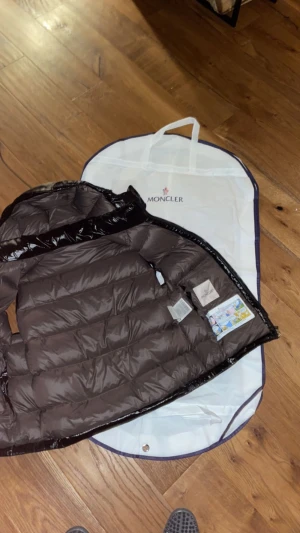 Moncler bormes väst  - En fin moncler väst köptes för 2 månader sedan.men Scan o allt funkar.