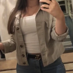 Jacka - Tunn beige jacka från MQ perfekt för hösten. Har den i storlek S men passar lika bra på XS också. Använd ett par gånger under våren bara. Märket är Dobber