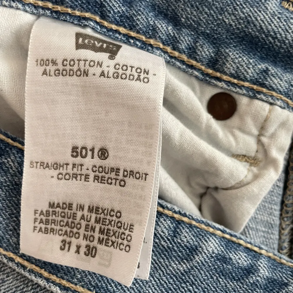 Snygga 501 Levis jeans i storlek 31x30 som har använts varsamt.. Jeans & Byxor.