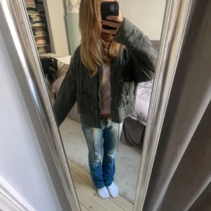 Snyggaste jackan  - Så snygg eftertraktad jacka från zara! Så najs nu till hösten. Perfekt på mig som är 168cm men också min kompis som är 160cm. Helt nyskick, inga defekter. Storlek xs men skulle säga att den passar S/M också beroende på passform!