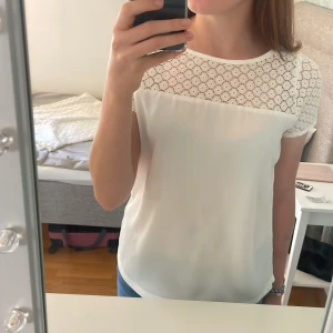 Blus med spets  - En fin blus med spets från BIEN BLEU. Säljer eftersom att den inte kommer till användning 