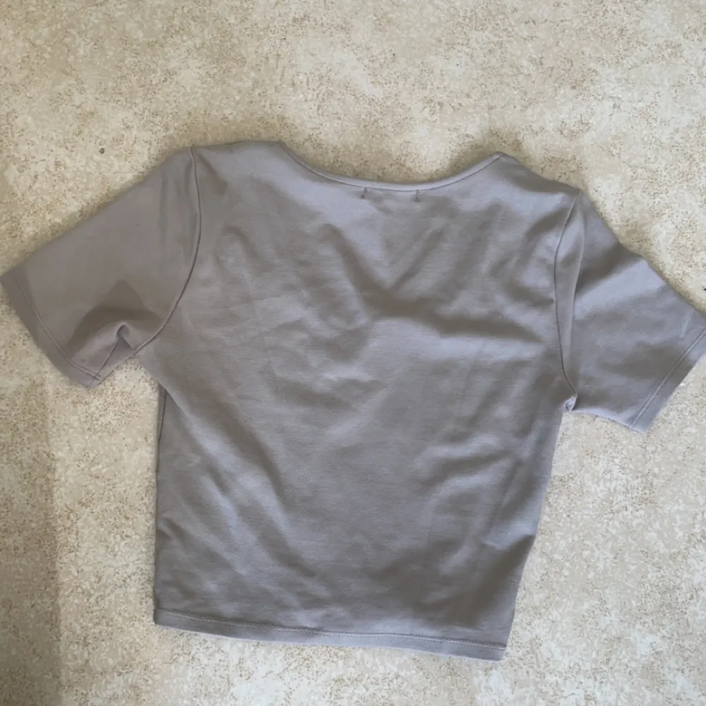 En jättegullig t-shirt i färgen beige typ, använd nån gång, skönt material. Ny pris: 199kr    säljer för: 80kr. T-shirts.