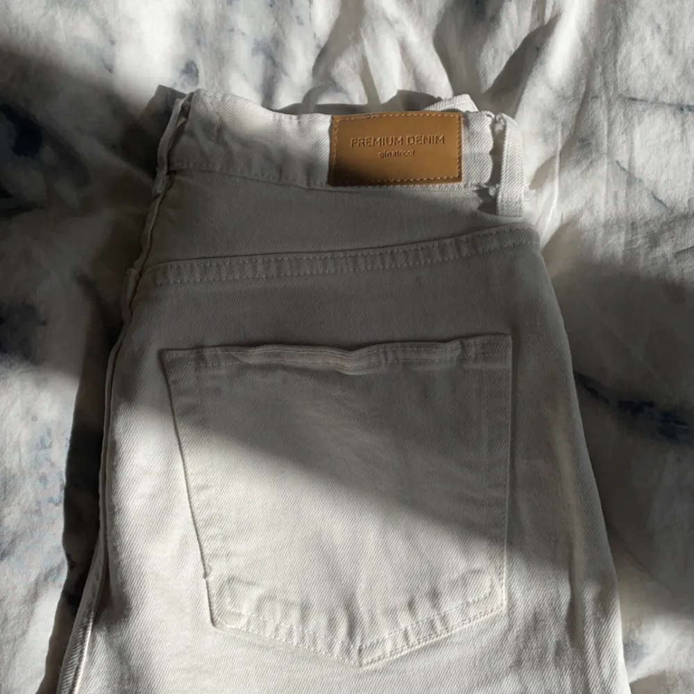 Ett par vita jeans, säljer då dom blivit för små, inga fläckar eller något, använda typ 3 gånger. Ny pris: 599kr    Säljer för: 250kr. Jeans & Byxor.