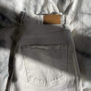 Ett par vita jeans, säljer då dom blivit för små, inga fläckar eller något, använda typ 3 gånger. Ny pris: 599kr    Säljer för: 250kr