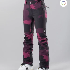 Skidbyxor - Säljer mina Dope skidbyxor för dom kommer aldrig till användning. Har använt dom två gånger sen aldrig mer pga jag inte åker slalom ofta alls. Denna collegtion finns inte kvar längre men dom är köpta för 1699kr💕 dom ser oanvända ut i fint skick!