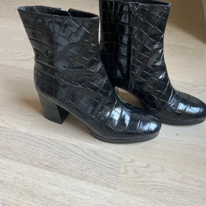 Klackskor  - Klackskor från & other stories. Endast använda 1 gång tidigare så väldigt fint skick. Bekväma att gå i och otroligt snygga💞 köparen står för frakten.