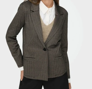 Blazer/ kavaj - ✨Blazer/ Kavaj. Grå. ✨ Storlek: 36-38. ✨Från: Jacqueline de Yong.  ✨Passform: Regular fit  ✨ Längd: Normal  ✨ Nypris: 600 kr  ✨Skick: Nyskick. ✨ Passar som jacka till tidig höst eller som blazer/kavaj inomhus! 
