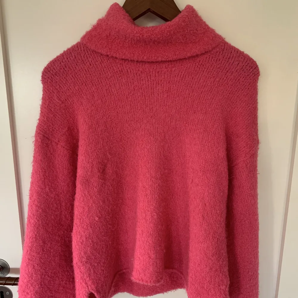 En rosa turtleneck tröja med så så skönt material men säljer då jag ej använder den längre❤️. Stickat.