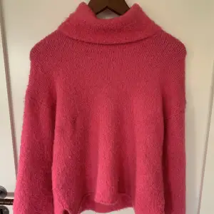 En rosa turtleneck tröja med så så skönt material men säljer då jag ej använder den längre❤️