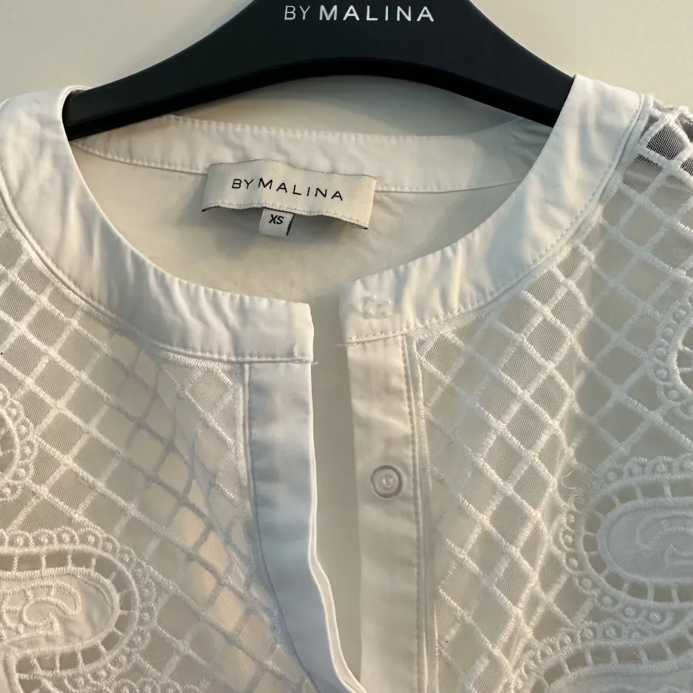 Last summer’s white by Malina blouse. Worn once. Original price: 1690 SEK. Blusar.
