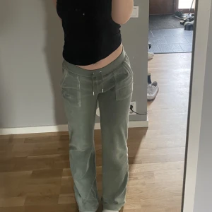 juicy byxor  - Säljer mina mörkgröna juicy byxor i strl. S för att dom inte längre kommer till användning💗 