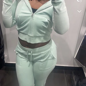  Juicy  - Hej! Säljer hela min juicy sätt eftersom jag har tröttnat på färgen helt nytt använt 2 gånger den e it sönder nån stans och är i jätte bra skick skriv för fler bilder den e i ljus grön färg 