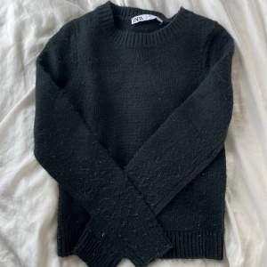 säljer denna stickade tröjan från zara då den är för liten! storleken är S men jag skulle säga att den är mer XS eller XXS 😊