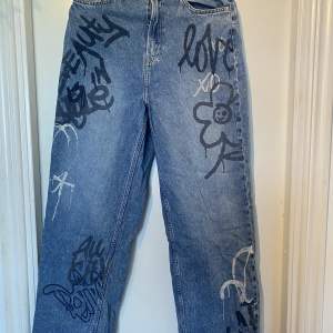 Snygga highwaisted jeans med tryck som ser ut som graffiti från H&M. Frakt tillkommer 