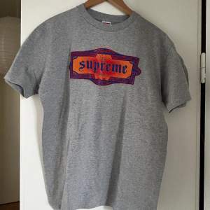 Grå Supreme-T-shirt  Alldrig anväd Nypris: 1500kr