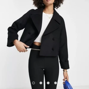 Kappa  - Så snygg svart kappa från &otherstories i storlek 32! Kommer tyvärr inte till användning och säljer därför. Kappan är i bra skick, inga skador eller fläckar! Hör av er vid intresse eller prisförslag💞nypris 2000kr! 