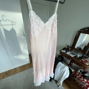 Klänning/nattlinne med spets detaljer  - Super härligt nattlinne som även går att använda som klänning