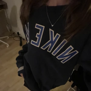 Nike air sweatshirt - Supersnygg Nike air sweatshirt som inte kommer till användning💗  Mörkblå med vita streck vid handleden