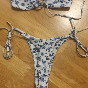 Fin blommig bekini - Oanvänd,köpt på shein, storleken passade inte mig ganska stora på mig men är ganska liten (storleken är S)