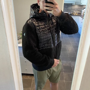 Moose knuckles vinterjacka - Moose Knuckles vinterjacka som ej används längre. Halva jackan är teddy och halva dunjacka enligt bilden. Köpt förra vintern på Farfetch för 2499kr säljer nu för 1399kr Jackan har inga defekter och är nästan som ny. Finns qr kod i jackan som älthetsbevis