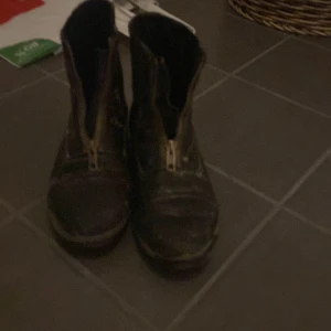 Ris skor - Den är lite smutsiga för har ej läder olja hemma, tyvärr ser dom inte så fräscha ut då men dom är i fint skick annars❤️