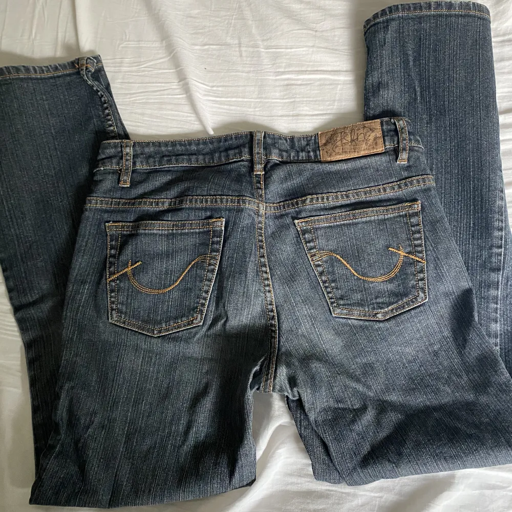 Superfina blåa jeans😍 Har aldrig använts då de är väldigt minimala på mig. Byxorna når knappt ner till mina anklar och då är jag 165cm🫶🏻✨ Kontakta för mer information❣️. Jeans & Byxor.