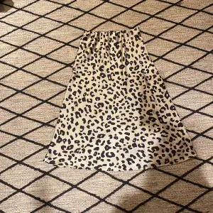 Kjol från Lindex med leopard mönster i stl 146. Mycket fint skick