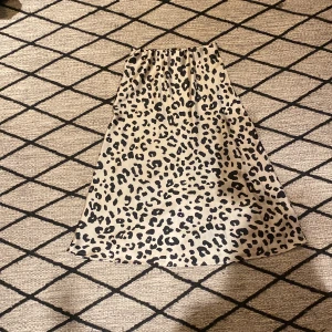 Leopard kjol - Kjol från Lindex med leopard mönster i stl 146. Mycket fint skick