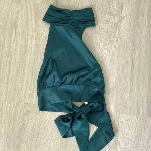 topp - Blågrön halternecktopp i silkesmaterial, perfekt som festtopp