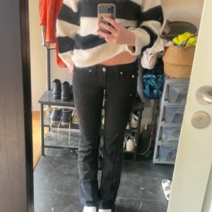 True religion jeans - As snygga men inte riktigt min stil. Har använt dem en gång och som man ser på bilderna är de håriga men det är pga tröjan. De är bara o fråga om mått o mer bilder. Passa mig som är 179