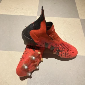 Adidas fotbollskor (Predator Freak) - Adidas (Predator Freak) Fotbollskor med metalldubbar. 