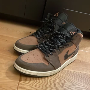 Jordan 1 ”Earth Tone” Mid - Storlek 45/11. Bra skick, lite creasade vid hälen. För det mesta rena. Original låda finns. Pris och mötesplats att förhandla.