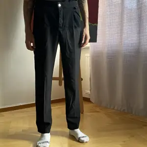 Suit pants from Isnurh made out of contrasting materials
