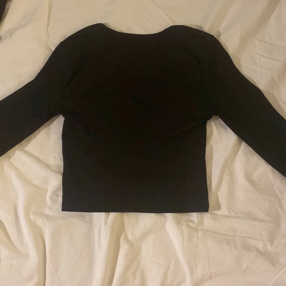 En jätte fin svart tröja från shein! Säljer för att den e för stor tyvärr aldrig kommit till användning heller❤️. Toppar.