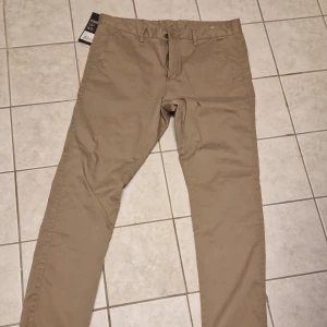 Dr denim jeans makers - Helt oanvända chinoz i storlek 34/32