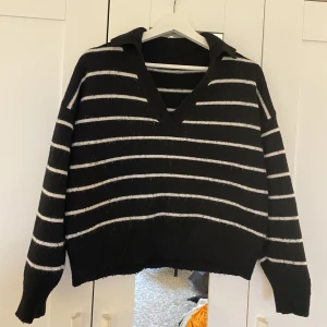 Stickad tröja - Stickad tröja med v-ringning och krage 