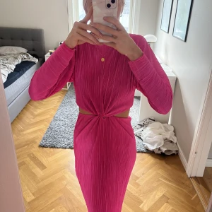 klänning!🩷 - Jättefin!! klänning från ASOS. Den rosa färgen är inte riktigt så mörk som på bilden. Skriv för mer bilder. Frakt ingår 🤩🩷🫶🏽