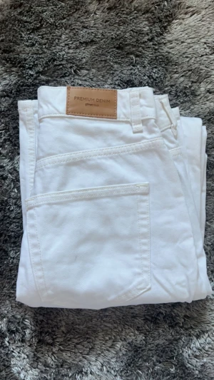 High waist jeans, Gina Tricot  - Dem är i ett jättebra skick. Använt 1 gång. Köptes för lite mer än ett år sedan på Gina Tricot. Ordinarie pris: 600kr.