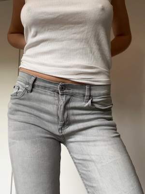 Gråa lågmidjade jeans inhandlade secondhand