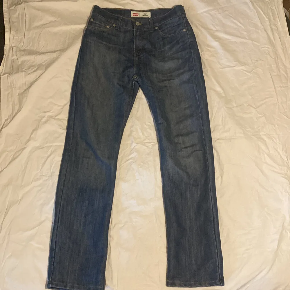 Straight Levis jeans i storlek 30/30. Mörkblå färg, inga hål i använt skick. . Jeans & Byxor.