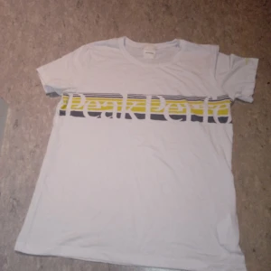 Peak Performance t-shirt  - Jag säljer denhär Peak Performance t-shirten nu, den är aldrig andvänd, bra skick😀