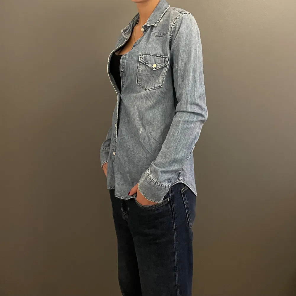 Ralph Lauren Jeansskjorta - storlek M (passar s) - jätte fint skick - Jag är 171cm - vid frågor eller funderingar är det bara att skriva!🩵. Skjortor.