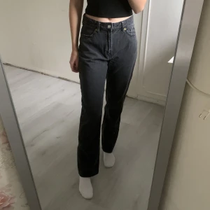 Svarta raka jeans - Svarta högmidjade raka jeans från H&M. De är i bra skick endast små slitningar på ena bakfickan. Nypris 199kr. Storlek 38.