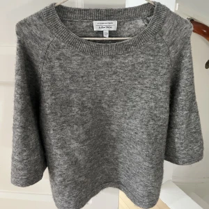 &other stories  - Säljer min super fina stickade t shirt från &Other stories i strl S då den ej kommer till användning. Tröjan är bara använd en gång och är i toppskick. Skriv för fler bilder eller frågor💞💞