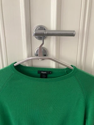 Grön Filippa K tröja - Grön klassisk tröja i bomull från Filippa K i storlek M i bra skick.